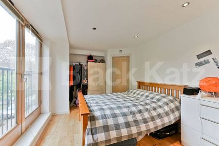 Superbly located & situated opposite the green open spacers of Tabard Gardens - Photo 3