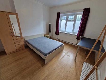 5 Bed Student Accommodation - Photo 2