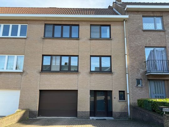 Bel-etage woning met 3 slaapkamers, garage en ruime tuin - Foto 1