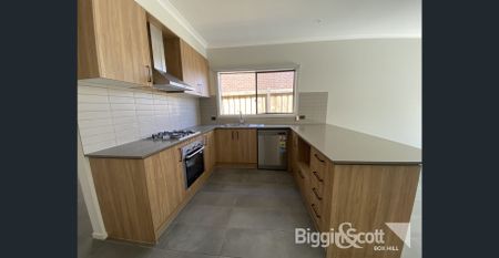 Spacious 4-Bedroom Family Home for Rent – Prime Location in Cranbourne - Photo 4