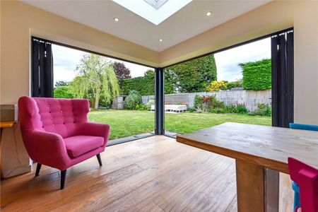 A superbly appointed detached property in a quiet cul-de-sac within the highly desirable sailing village of Itchenor became available to rent - Photo 2