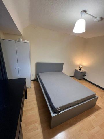 1 bedroom in a flat share to rent - Photo 2