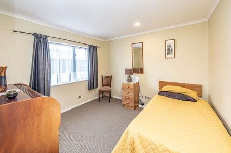 Springvale - 3 Bedrooms - Photo 5