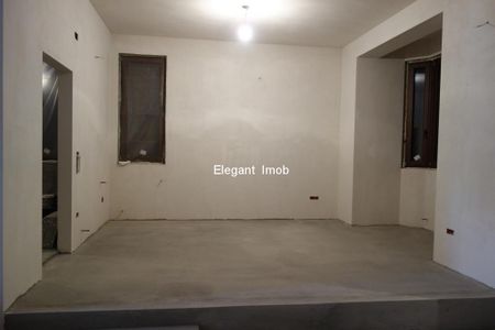 Vila cu suprafata de 550 mp si 13 camere in Paradisul Verde - Fotografie 2