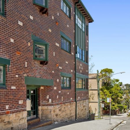 Convenient, spacious apartment in prime location - Photo 4