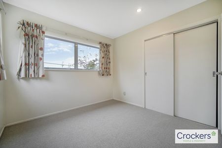 Bright and airy family home - Photo 4