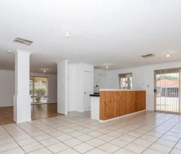 8 Eastleigh Loop, Currambine WA 6028 - Photo 4