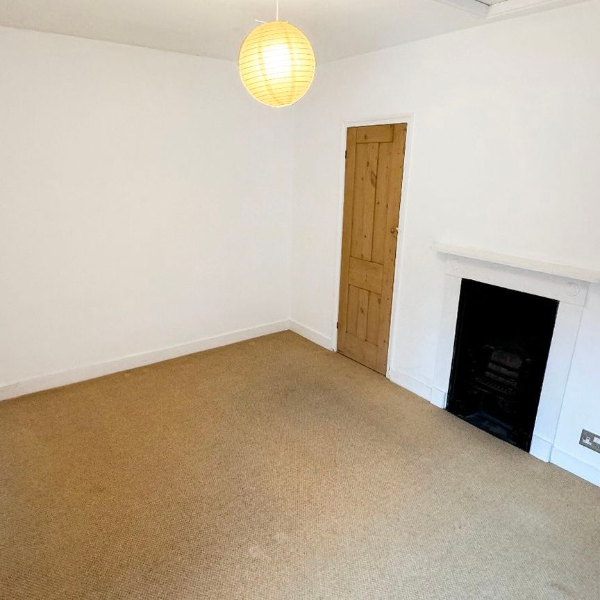 St. Johns Hill, Woodbridge - Photo 1