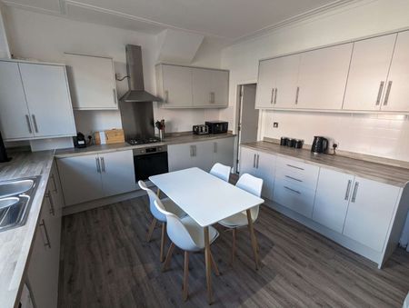 Amazing 7 Bed House Share in Headingley! Room 4 - Photo 4