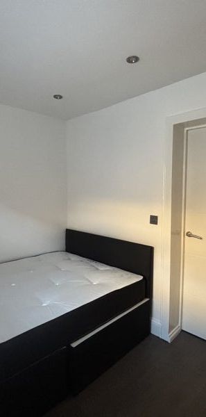 1 Bed Flat, High Road, NW10 - Photo 1