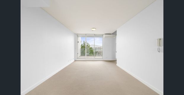 TWO LEVEL TWO BEDROOM SUN DRENCHED APARTMENT - Photo 1