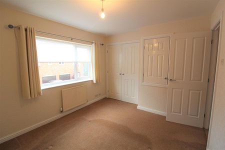 Calcutt Way, Dickens Heath, Shirley, Solihull - Photo 2