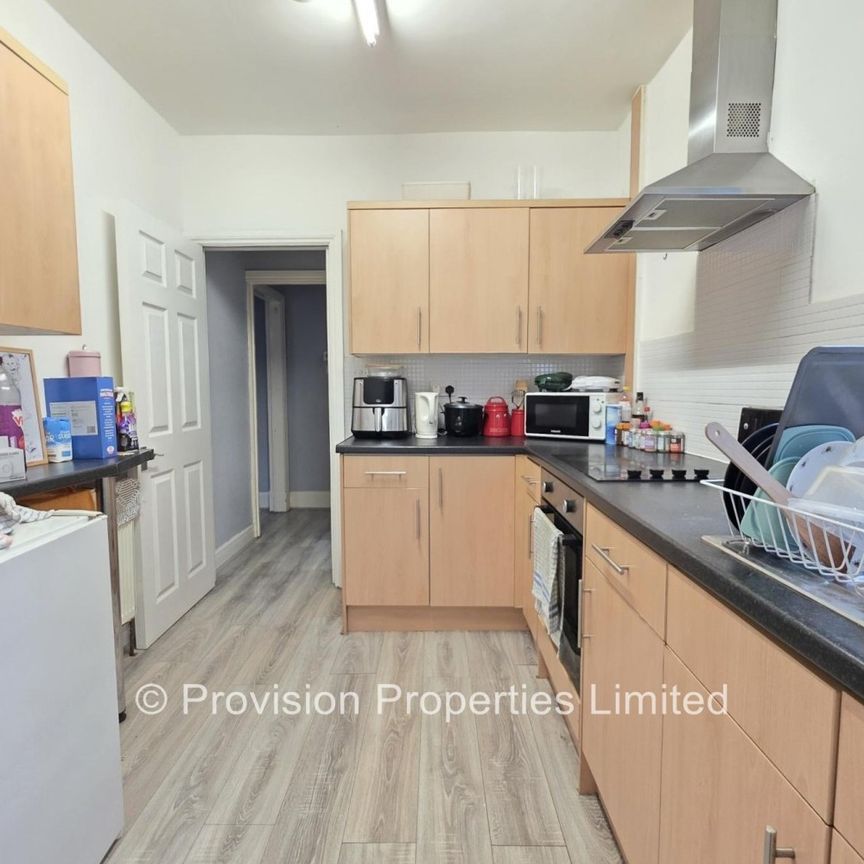 5 Bedroom Student House Headingley - Photo 1