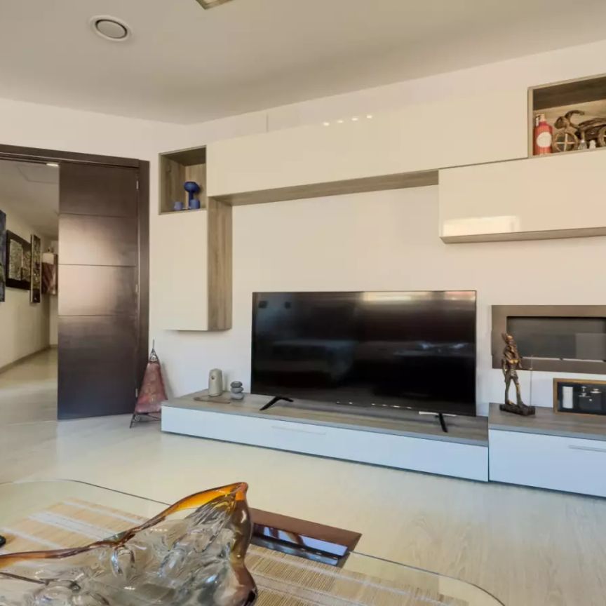 Double bed in Room in a shared 3-bedroom apartment for rent in La Sagrera suitable for professionals and couples - Photo 1