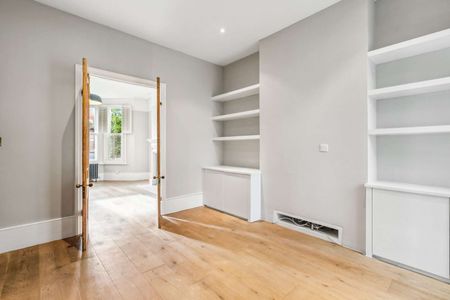 Beautifully presented five bedroom house in Barnes Village - Photo 5