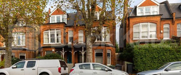 homely 2 bedroom property set within a beautiful period conversion - Photo 1