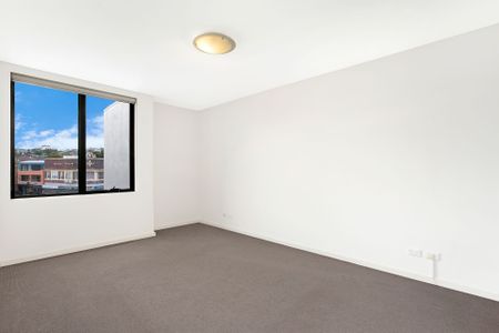 Bright and Spacious 2 Bedroom Apartment - Photo 3