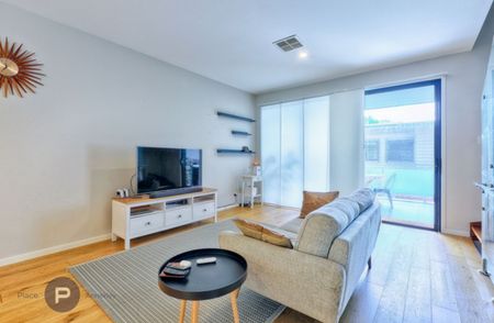 Expansive Townhome in Annerley - Photo 2