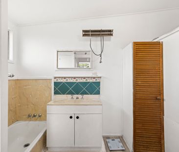 On a Bus Route & Opposite Downlands College - Photo 5