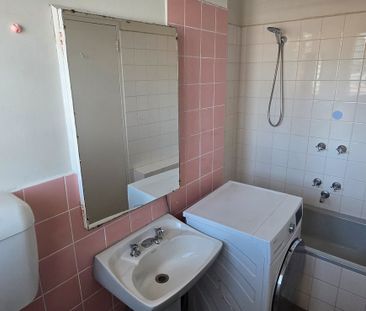 Single bedroom apartment, close to all amenities - Photo 6