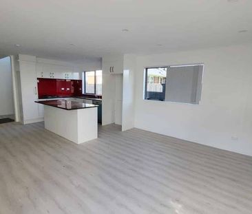 Spacious 5 Bedroom Home - Photo 3