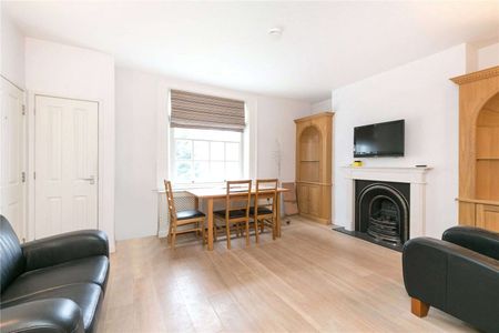 Bright two bedroom apartment in a period conversion - Photo 2