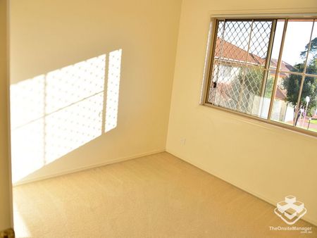 Walk to School! Sweet townhouse for rent in Sunnybank Hills - Photo 2