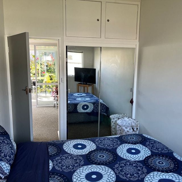 As-new apartment 300m from CBD edge, warm/sunny - Photo 1