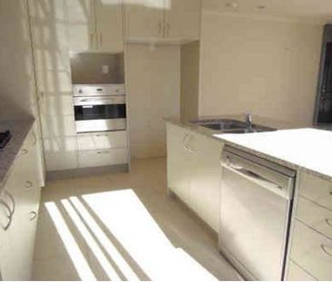 Private 4 Bedroom House - Photo 3