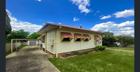 Spacious & Charming 3-Bedroom Home, Walk to Mudgee CBD - Photo 4