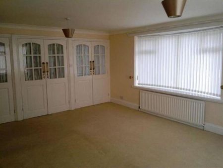 4 bedroom detached house to rent - Photo 2