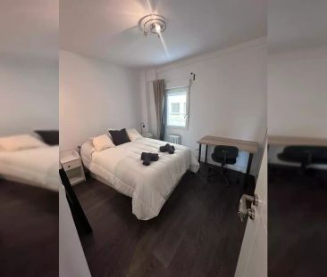 Room in a shared 9-bedroom apartment for rent in Guindalera. - Foto 3