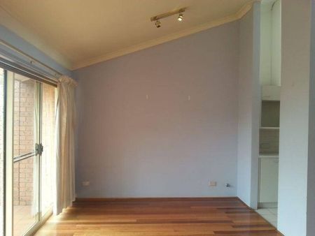 Town House with a Difference - Spacious Tri-Level + uninterrupted views! - Photo 5