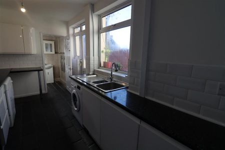 4 bedroom terraced house to rent - Photo 5