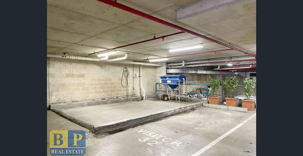 Bright Three bedroom with Timber Floor, 5 mins walk from station - Photo 1