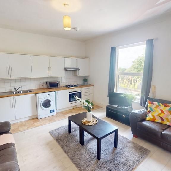 4 bedroom flat to rent - Photo 1