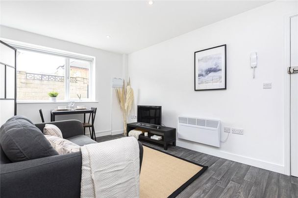 Studio to rent - Photo 1