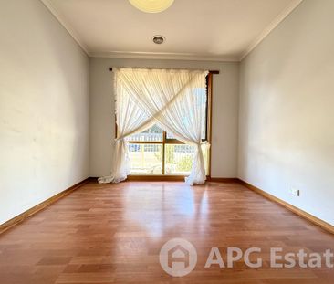 Bright & Spacious Family Home Near Schools, Shops & Transport! - Photo 3