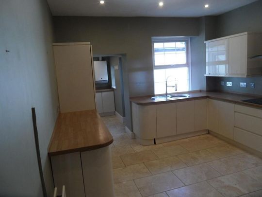 4 bedroom end of terrace house to rent - Photo 1
