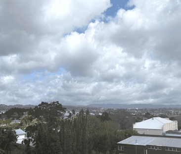 Sunny, central 3 bedroom apartment - Photo 2