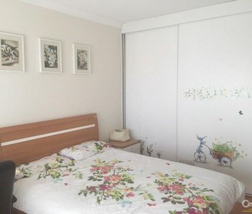 Spacious, Modern Townhouse - Photo 3