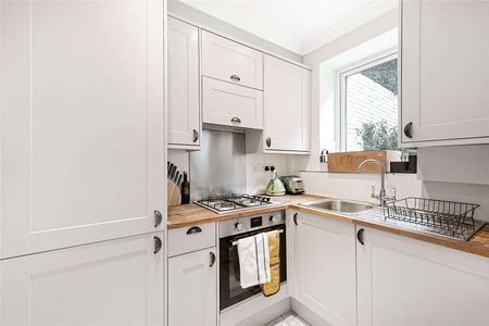 Beautiful one bedroom property with a private South facing garden. - Photo 2