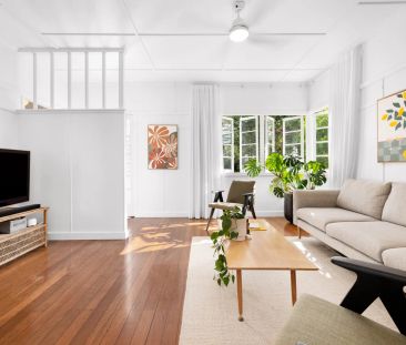 Charming 2-Bedroom Home with Deck & Private Backyard in Moorooka - Photo 2