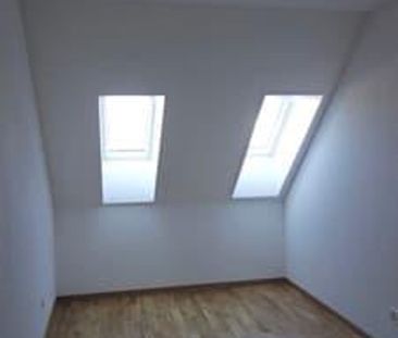 Central living with charm and lake view - Photo 5