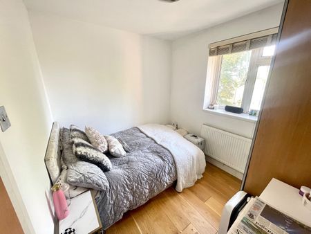 3 Bed Flat, Hawkesworth House, SW4 - Photo 3