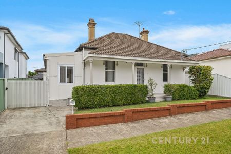 Renovated Three Bedroom Home - Photo 5