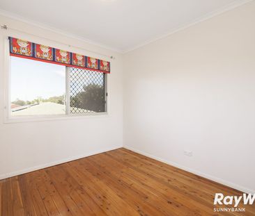 Two Storey Family Home With a Pool - Great For Summer - Photo 4