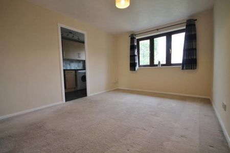 Redford Close, Feltham, Middlesex,TW13 - Photo 2