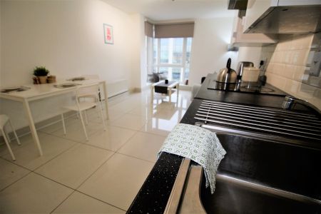 3 Bedroom Apartment - Photo 4