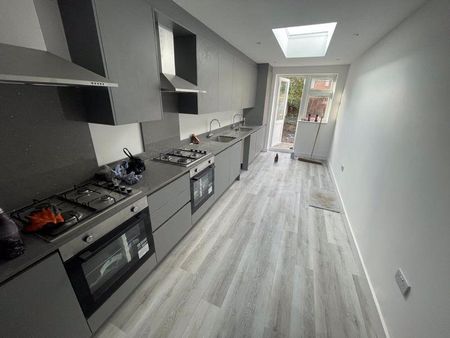 8 bedroom detached house to rent - Photo 4